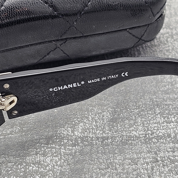 Chanel Black Slim Sunglasses with Textured sided - Picture 4 of 6
